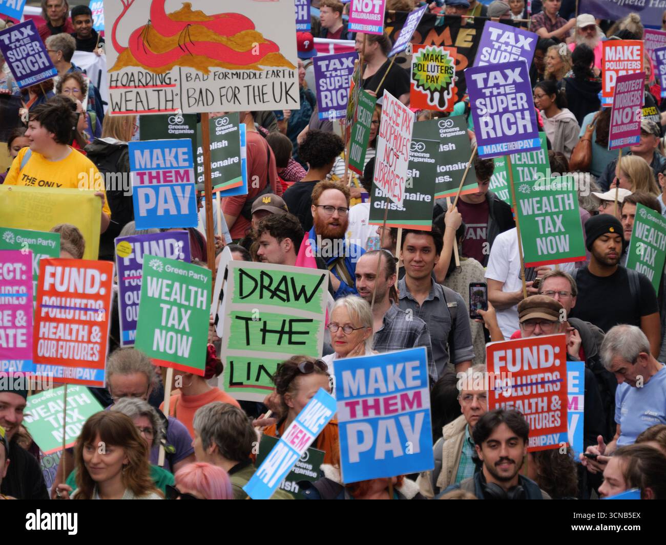 20. September 2025, Portland Place, London, Vereinigtes Königreich. Demonstranten mit Plakaten beim „Make They Pay“-marsch im Zentrum von London. Die Kampagne befasst sich mit Klimaungerechtigkeit und umfasst Demonstranten von Extinction Rebellion, Scientist Rebellion und Stay Grounded Stockfoto