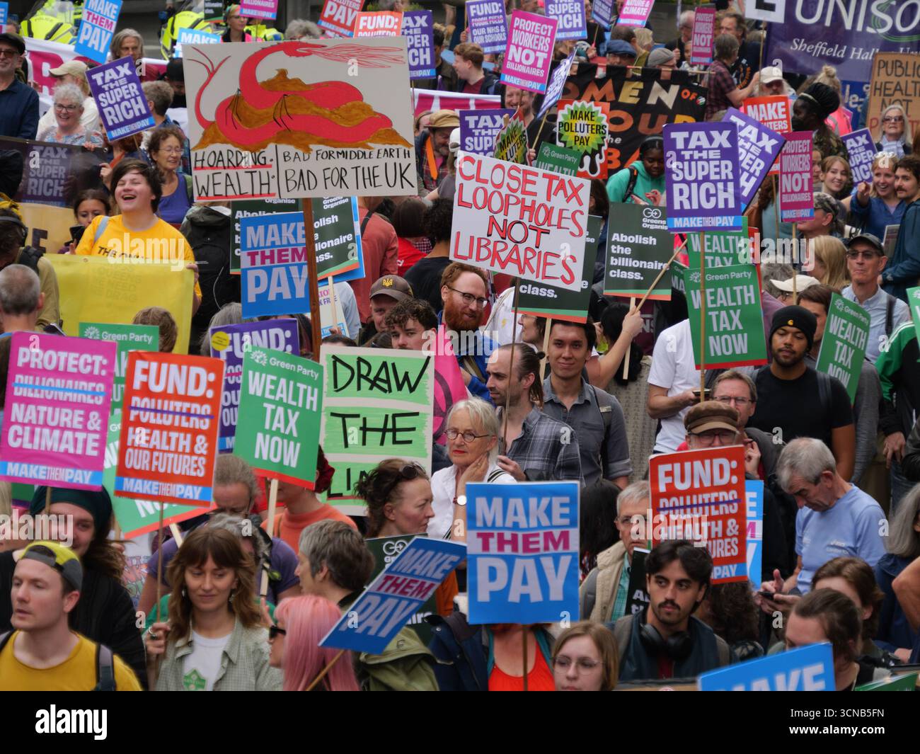 20. September 2025, Portland Place, London, Vereinigtes Königreich. Demonstranten mit Plakaten beim „Make They Pay“-marsch im Zentrum von London. Die Kampagne befasst sich mit Klimaungerechtigkeit und umfasst Demonstranten von Extinction Rebellion, Scientist Rebellion und Stay Grounded Stockfoto