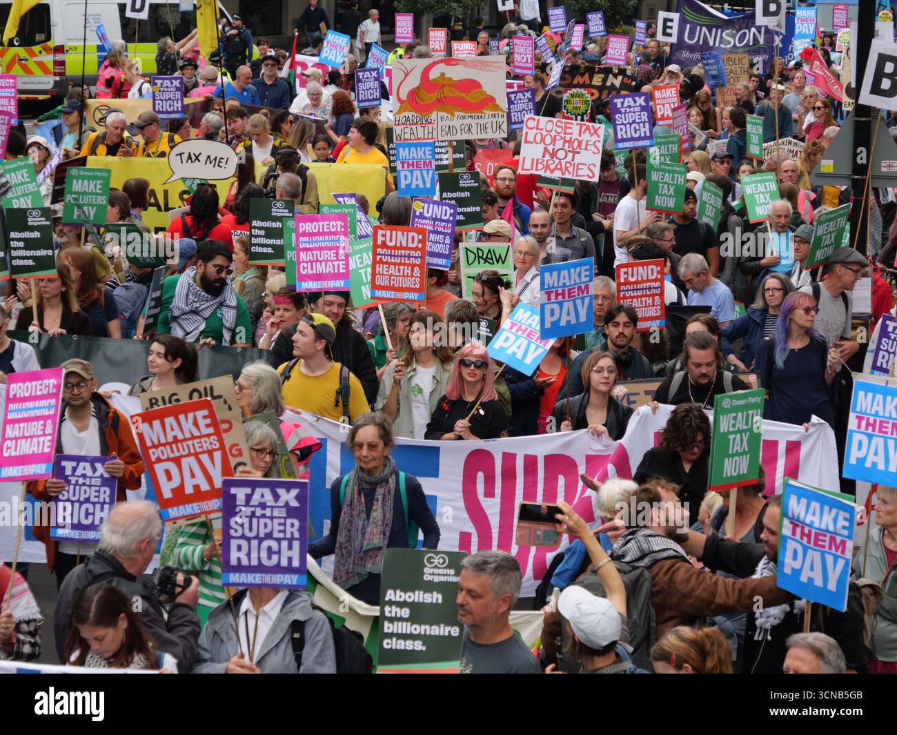 20. September 2025, Portland Place, London, Vereinigtes Königreich. Demonstranten mit Plakaten beim „Make They Pay“-marsch im Zentrum von London. Die Kampagne befasst sich mit Klimaungerechtigkeit und umfasst Demonstranten von Extinction Rebellion, Scientist Rebellion und Stay Grounded Stockfoto