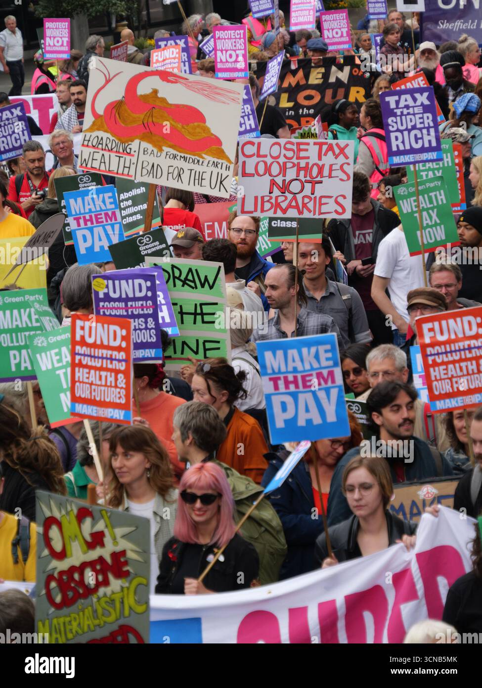 20. September 2025, Portland Place, London, Vereinigtes Königreich. Demonstranten mit Plakaten beim „Make They Pay“-marsch im Zentrum von London. Die Kampagne befasst sich mit Klimaungerechtigkeit und umfasst Demonstranten von Extinction Rebellion, Scientist Rebellion und Stay Grounded Stockfoto