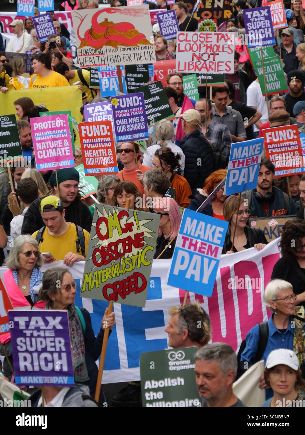 20. September 2025, Portland Place, London, Vereinigtes Königreich. Demonstranten mit Plakaten beim „Make They Pay“-marsch im Zentrum von London. Die Kampagne befasst sich mit Klimaungerechtigkeit und umfasst Demonstranten von Extinction Rebellion, Scientist Rebellion und Stay Grounded Stockfoto