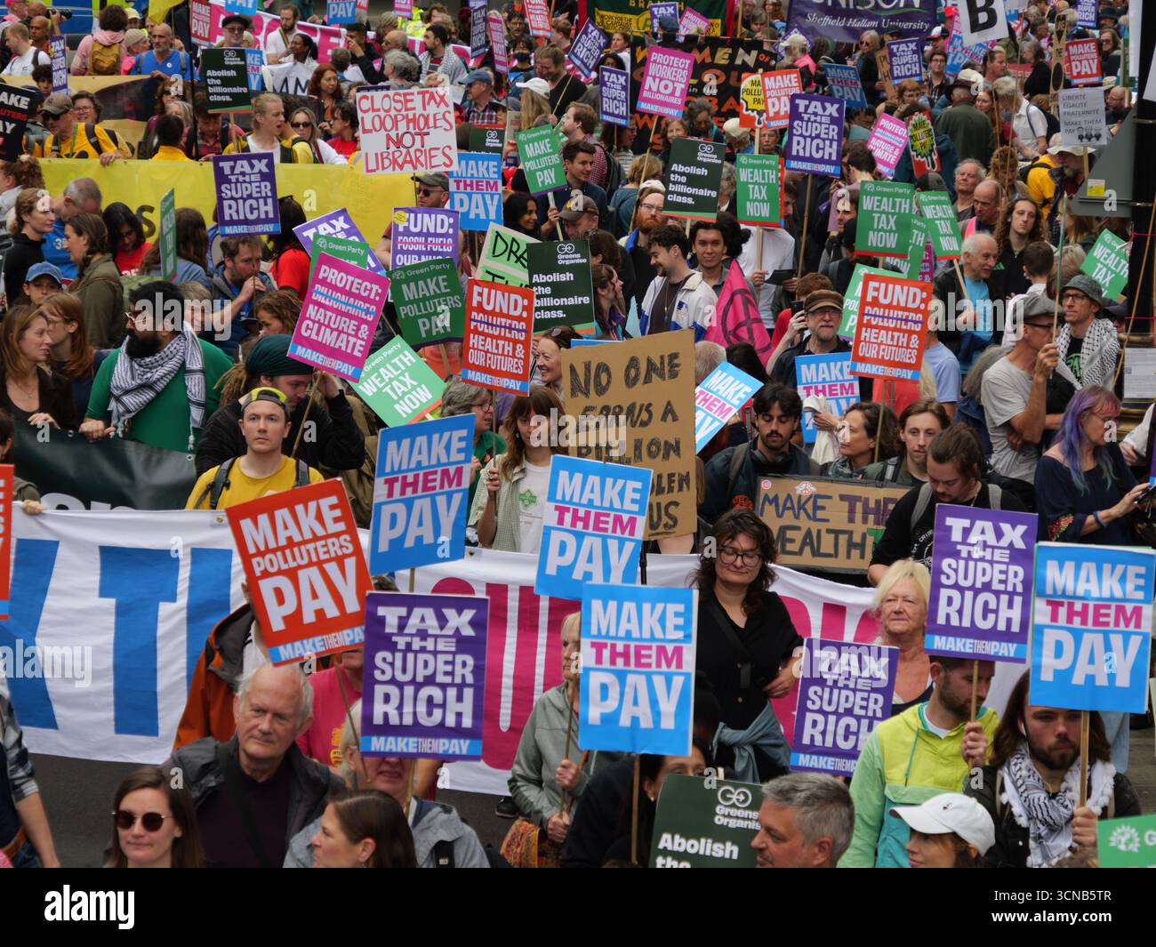 20. September 2025, Portland Place, London, Vereinigtes Königreich. Demonstranten mit Plakaten beim „Make They Pay“-marsch im Zentrum von London. Die Kampagne befasst sich mit Klimaungerechtigkeit und umfasst Demonstranten von Extinction Rebellion, Scientist Rebellion und Stay Grounded Stockfoto