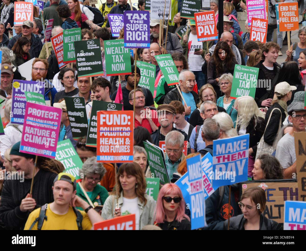 20. September 2025, Portland Place, London, Vereinigtes Königreich. Demonstranten mit Plakaten beim „Make They Pay“-marsch im Zentrum von London. Die Kampagne befasst sich mit Klimaungerechtigkeit und umfasst Demonstranten von Extinction Rebellion, Scientist Rebellion und Stay Grounded Stockfoto