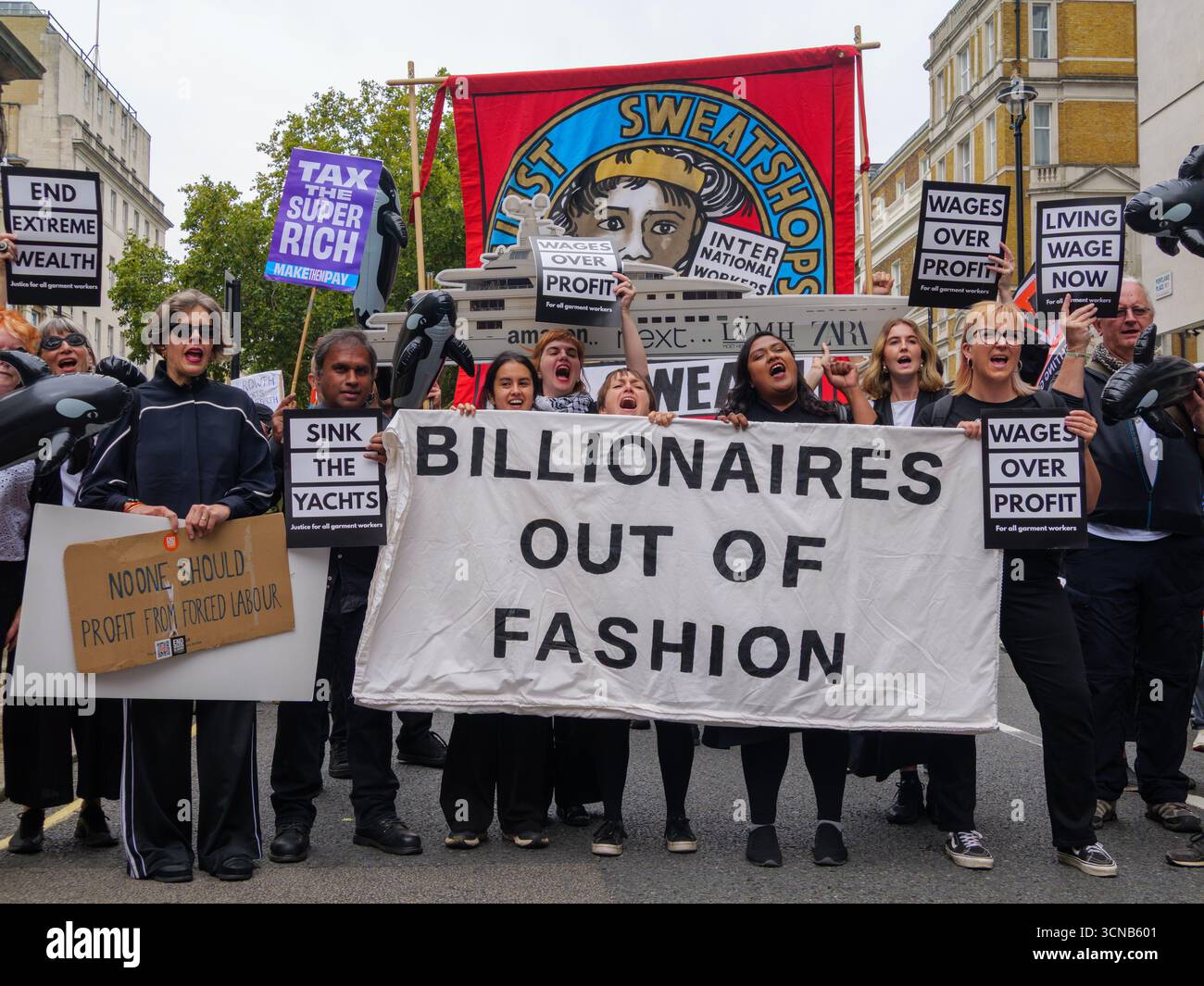20. September 2025, Portland Place, London, Vereinigtes Königreich. Demonstranten mit Plakaten beim „Make They Pay“-marsch im Zentrum von London. Die Kampagne befasst sich mit Klimaungerechtigkeit und umfasst Demonstranten von Extinction Rebellion, Scientist Rebellion und Stay Grounded Stockfoto