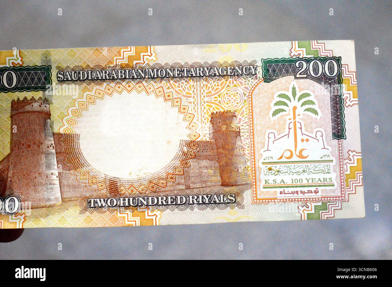 Auf der Rückseite des 200 SAR Zweihundert Saudi-Arabien-Rial-Bargeld-Banknotenscheins befindet sich der Al Masmak-Palast in der Mitte, das Kingdom of Centenary Logo, C Stockfoto