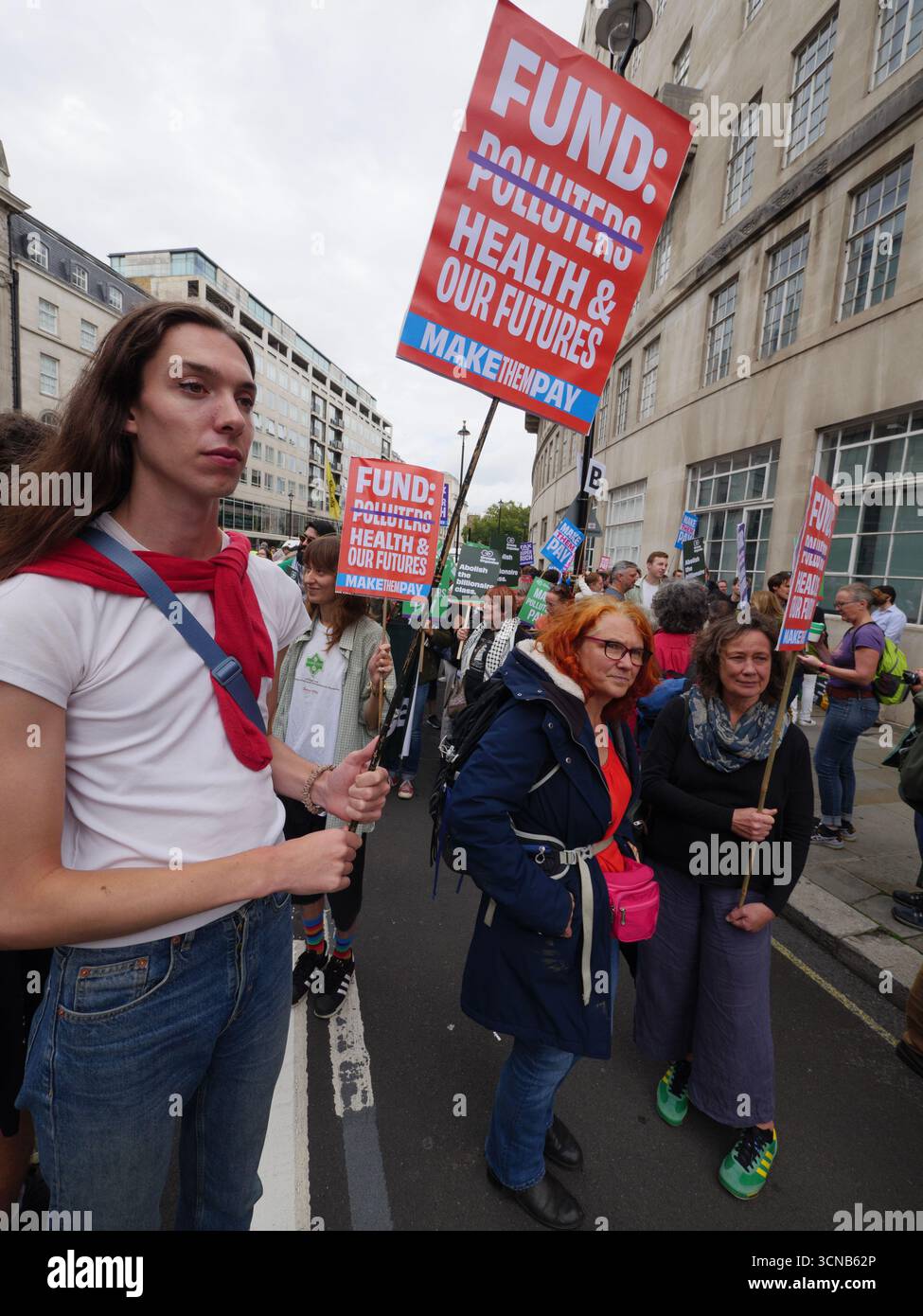 20. September 2025, Portland Place, London, Vereinigtes Königreich. Demonstranten mit Plakaten beim „Make They Pay“-marsch im Zentrum von London. Die Kampagne befasst sich mit Klimaungerechtigkeit und umfasst Demonstranten von Extinction Rebellion, Scientist Rebellion und Stay Grounded Stockfoto