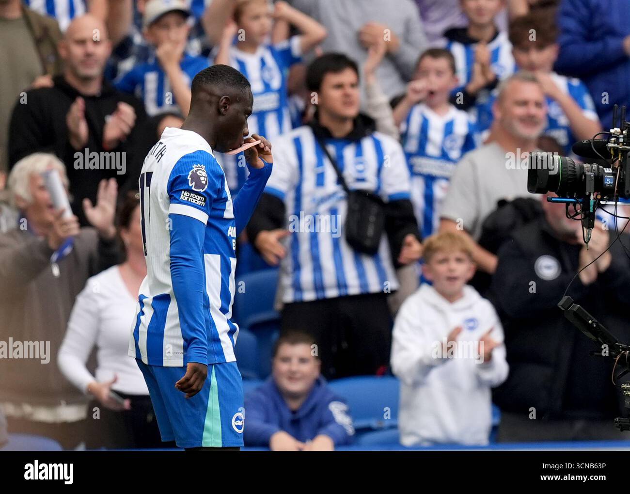 Brighton und Hove Albions Yankuba Minteh feiert, nachdem er im American Express Stadium in Brighton das erste Tor seiner Mannschaft erzielt hat. Bilddatum: Samstag, 20. September 2025. Stockfoto