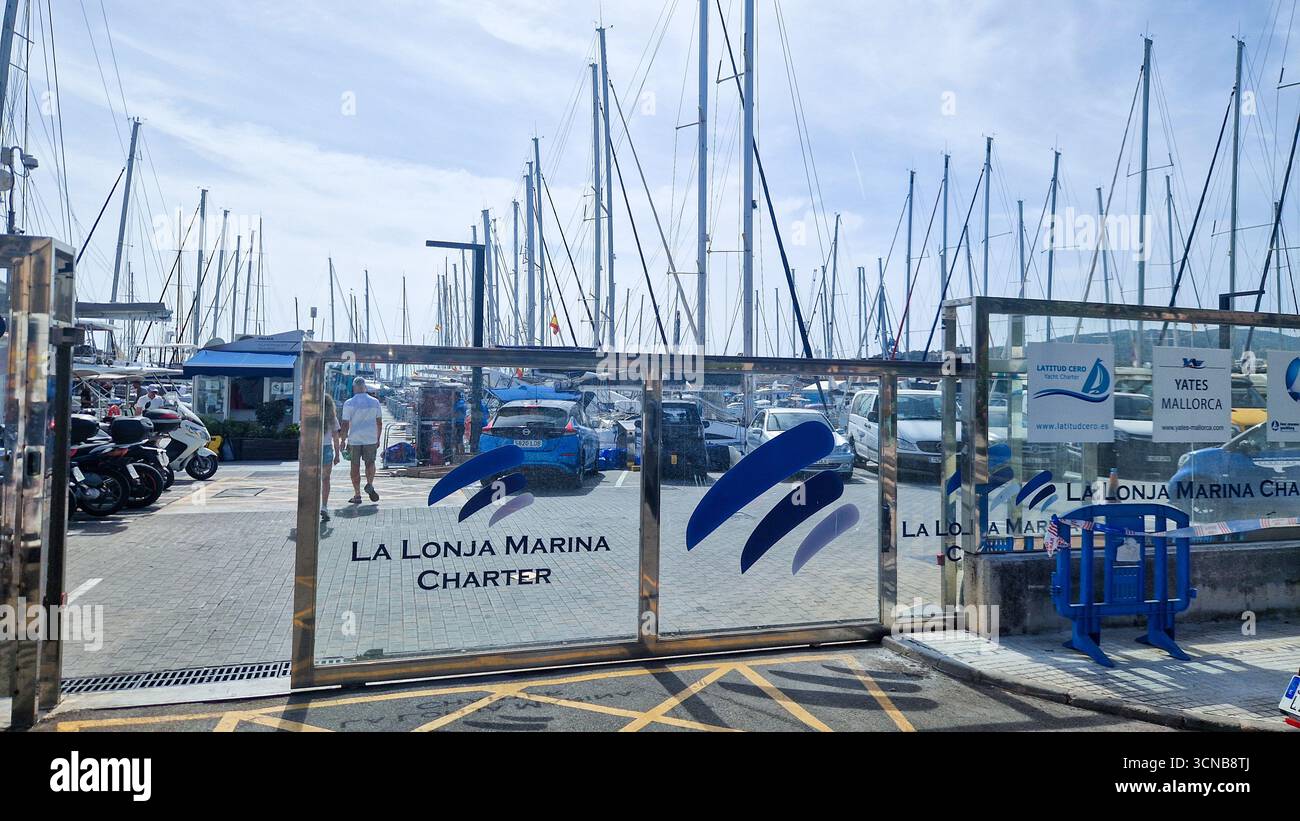 Palma de Mallorca, Spanien - 6. September 2025: La Lonja Marina Charter Eintrittsschild am Hafen von Palma de Mallorca. - Smartphone-aufgenommenes Stockfoto