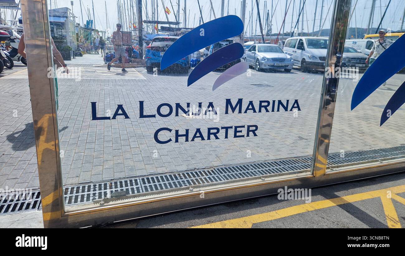 Palma de Mallorca, Spanien - 6. September 2025: La Lonja Marina Charter Eintrittsschild am Hafen von Palma de Mallorca. - Smartphone-aufgenommenes Stockfoto