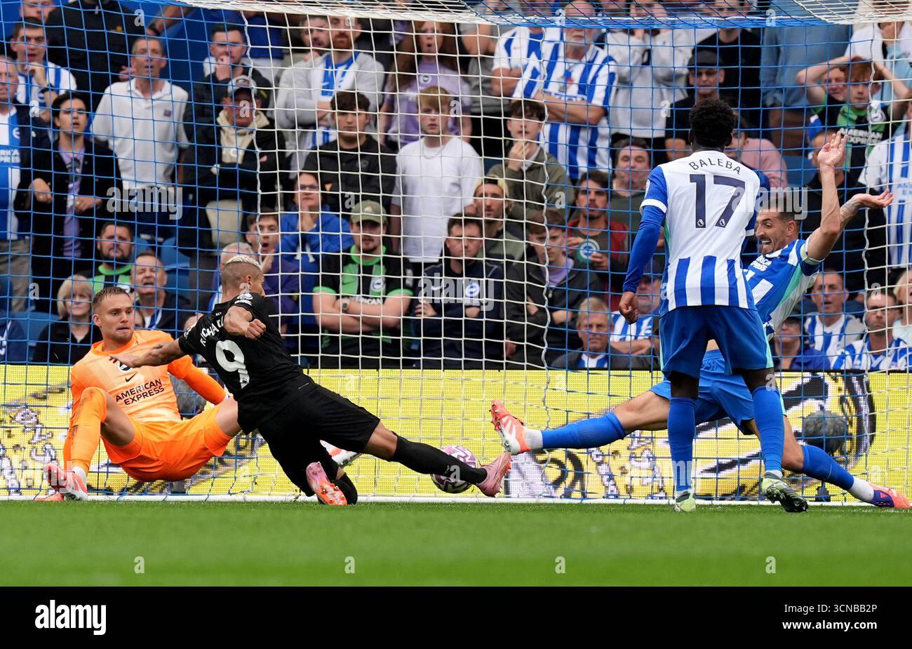 Tottenham Hotspurs Richarlison (zweiter links) erzielt sein Team das erste Tor während des Premier League-Spiels im American Express Stadium in Brighton. Bilddatum: Samstag, 20. September 2025. Stockfoto