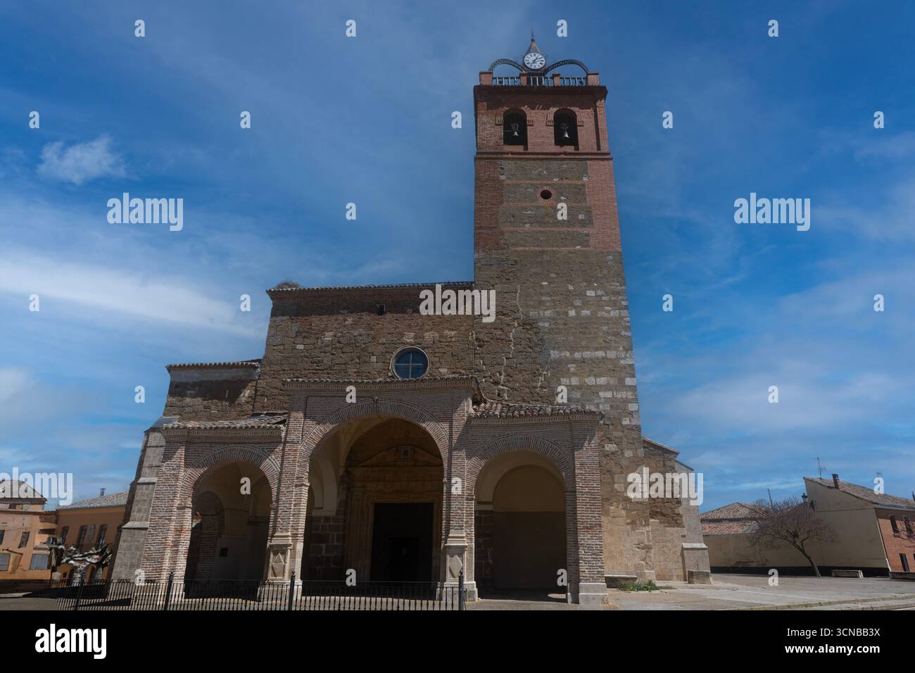 Haupteingang und hoher Glockenturm der Kirche Nuestra Senora de la Asuncion in Osorno la Mayor Stockfoto