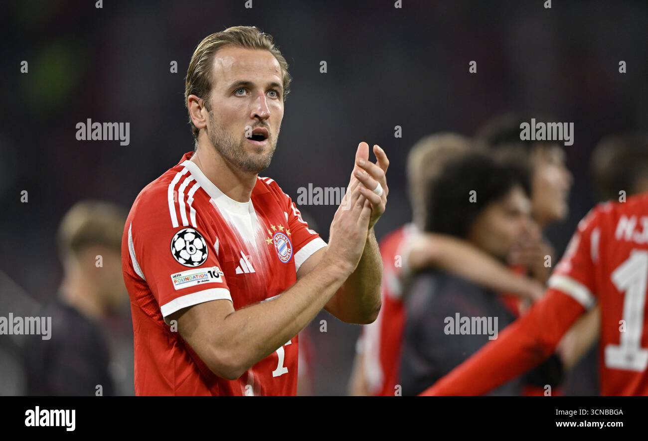 Harry Kane FC Bayern München FCB (09) dankt Fans nach dem Spiel, Champions League, Allianz Arena, München, Bayern, Deutschland Stockfoto