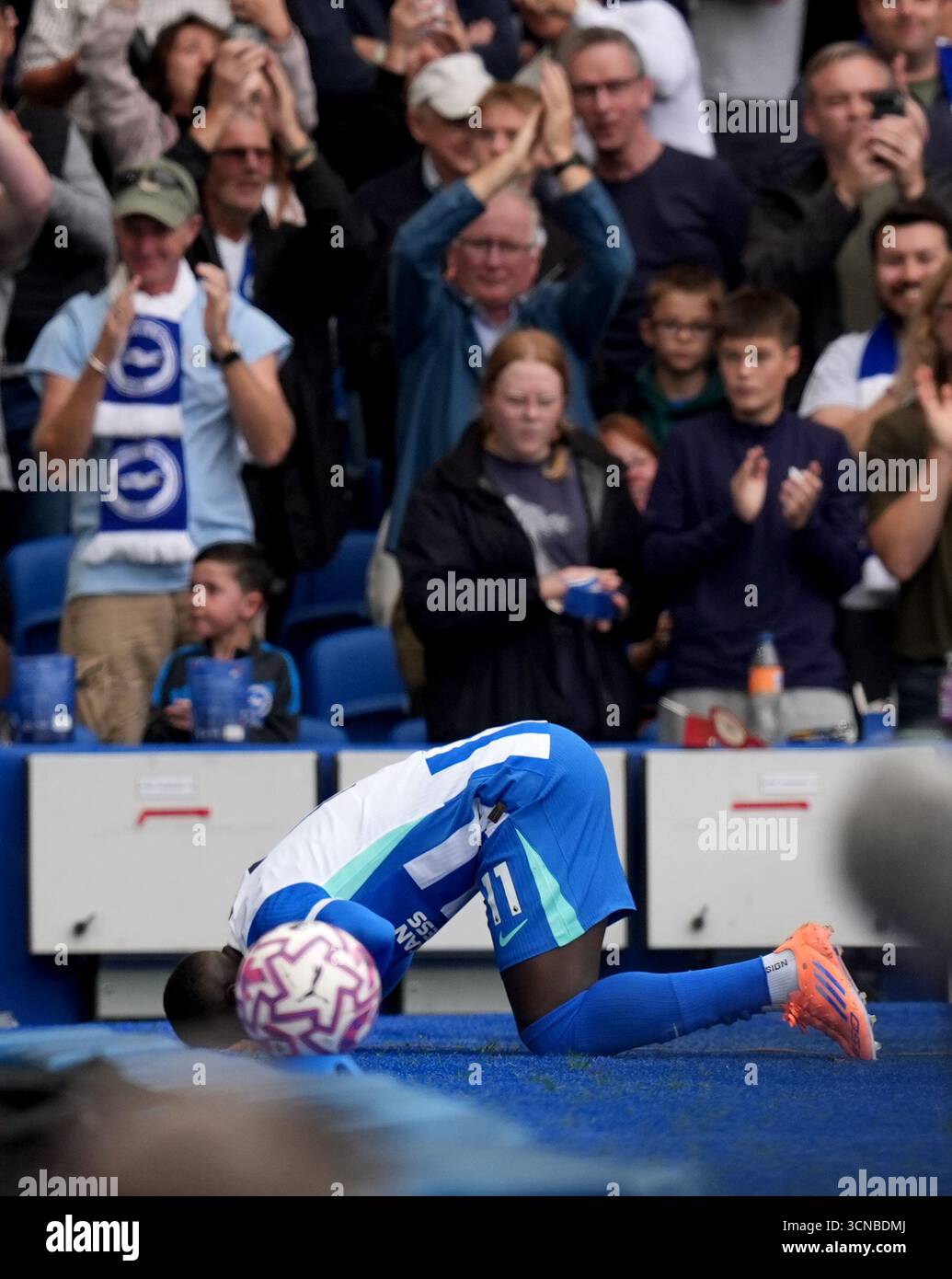 Brighton und Hove Albions Yankuba Minteh feiert, nachdem er im American Express Stadium in Brighton das erste Tor seiner Mannschaft erzielt hat. Bilddatum: Samstag, 20. September 2025. Stockfoto