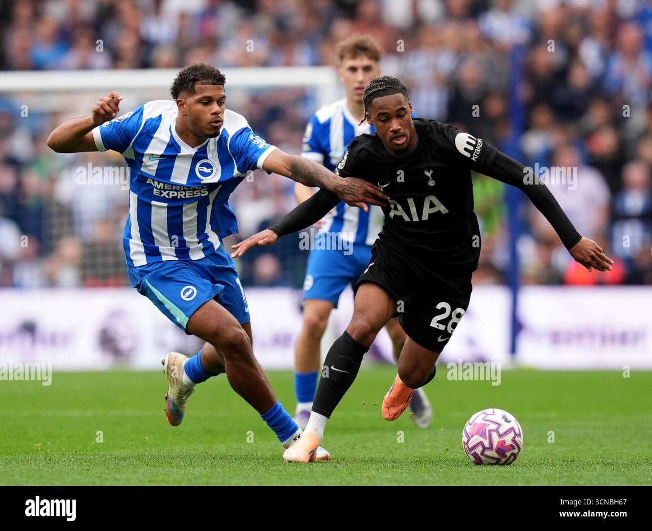 Brighton und Hove Albions Georginio Rutter (links) und Tottenham Hotspurs Wilson Odobert kämpfen um den Ball während des Premier League-Spiels im American Express Stadium in Brighton. Bilddatum: Samstag, 20. September 2025. Stockfoto
