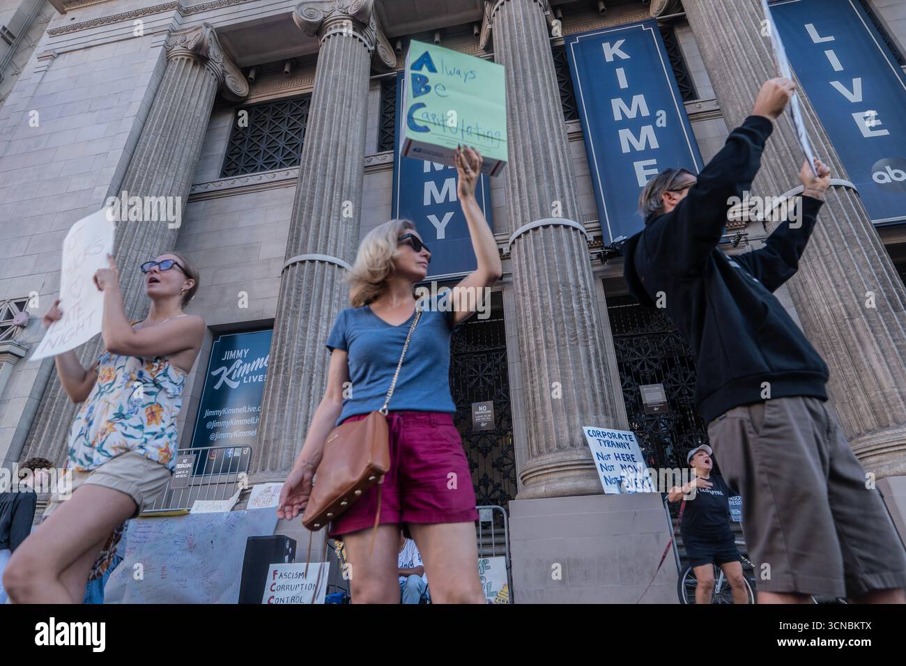 Los Angeles, Kalifornien, USA. September 2025. Im Gegensatz zur sag-AFTRA- und WGA-Vorführung bei Disney heute Nachmittag. Anti-Trump-Demonstranten wie Sunsara Taylor von RefuseFascism.org, ein paar Touristen aus Seattle, die aus Solidarität Jimmy Kimmel Hemden trugen, und WGAW-Mitglieder wie Philip Walker (Monster High, Disney Channel's Just Roll With IT) und Jury Duty Emmy-Nominierter Robyn Adams. Sellassie Blackwell, ein Musiker und Aktivist für soziale Gerechtigkeit, wurde de facto zum Schlagkapitän, der früh mit einem riesigen Lautsprecher und einem Mikrofon auftauchte, um die Menge in Gesängen und Liedern su zu führen Stockfoto