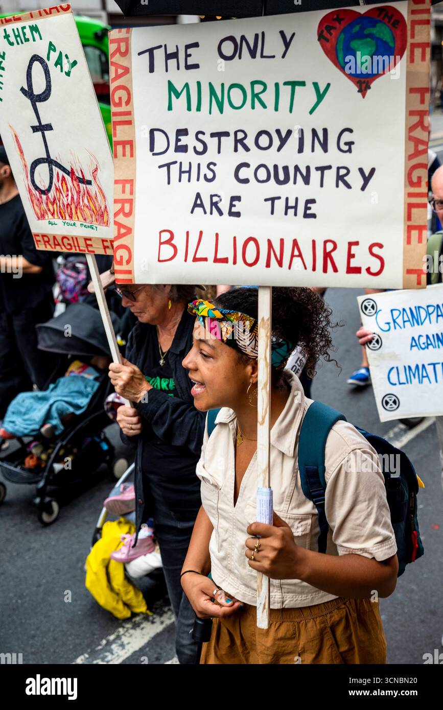 Lassen Sie sie den März zahlen und fordern Sie die Regierung auf, die Superreichen zu besteuern, Arbeiter zu schützen, nicht Milliardäre, und die Verursacher dafür zu sorgen, London, England, Großbritannien, 20. Platz Stockfoto