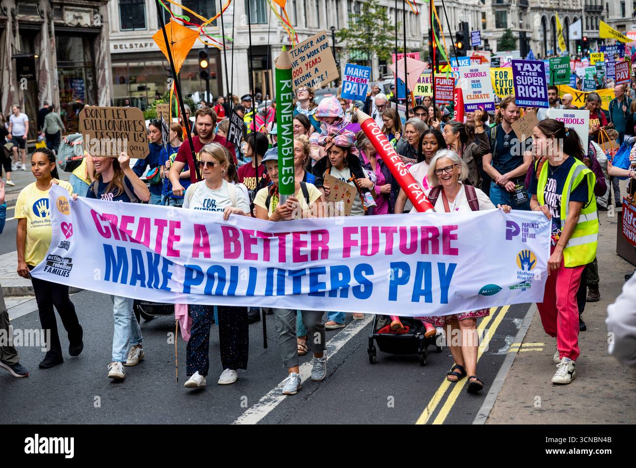 Lassen Sie sie den März zahlen und fordern Sie die Regierung auf, die Superreichen zu besteuern, Arbeiter zu schützen, nicht Milliardäre, und die Verursacher dafür zu sorgen, London, England, Großbritannien, 20. Platz Stockfoto