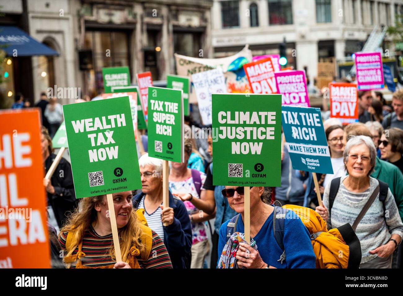 Lassen Sie sie den März zahlen und fordern Sie die Regierung auf, die Superreichen zu besteuern, Arbeiter zu schützen, nicht Milliardäre, und die Verursacher dafür zu sorgen, London, England, Großbritannien, 20. Platz Stockfoto