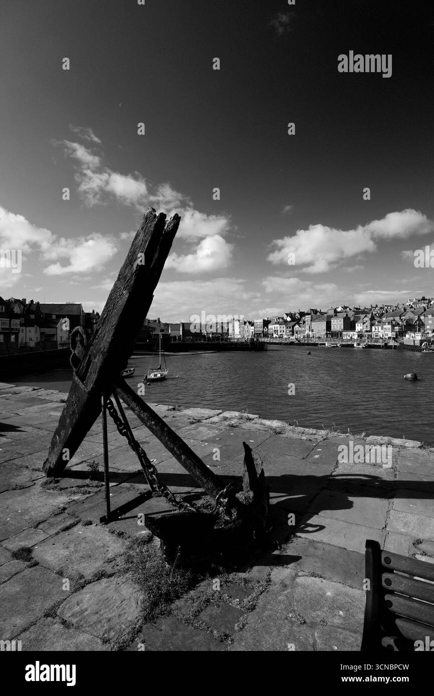 Der alte Holzanker am Tate Hill Pier, Whitby, North Yorkshire Coast, England, Großbritannien Stockfoto