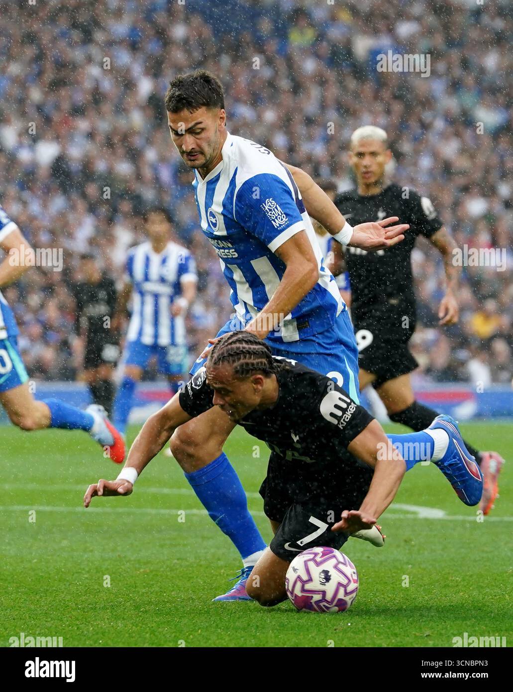 Brighton und Hove Albions Diego Coppola (Top) und Tottenham Hotspurs Xavi Simons kämpfen während des Premier League-Spiels im American Express Stadium in Brighton um den Ball in der Box. Bilddatum: Samstag, 20. September 2025. Stockfoto