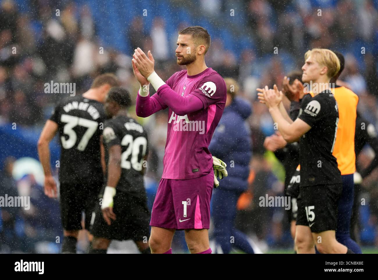 Tottenham Hotspur Torhüter Guglielmo Vicario applaudiert den Fans nach dem Spiel der Premier League im American Express Stadium Brighton. Bilddatum: Samstag, 20. September 2025. Stockfoto