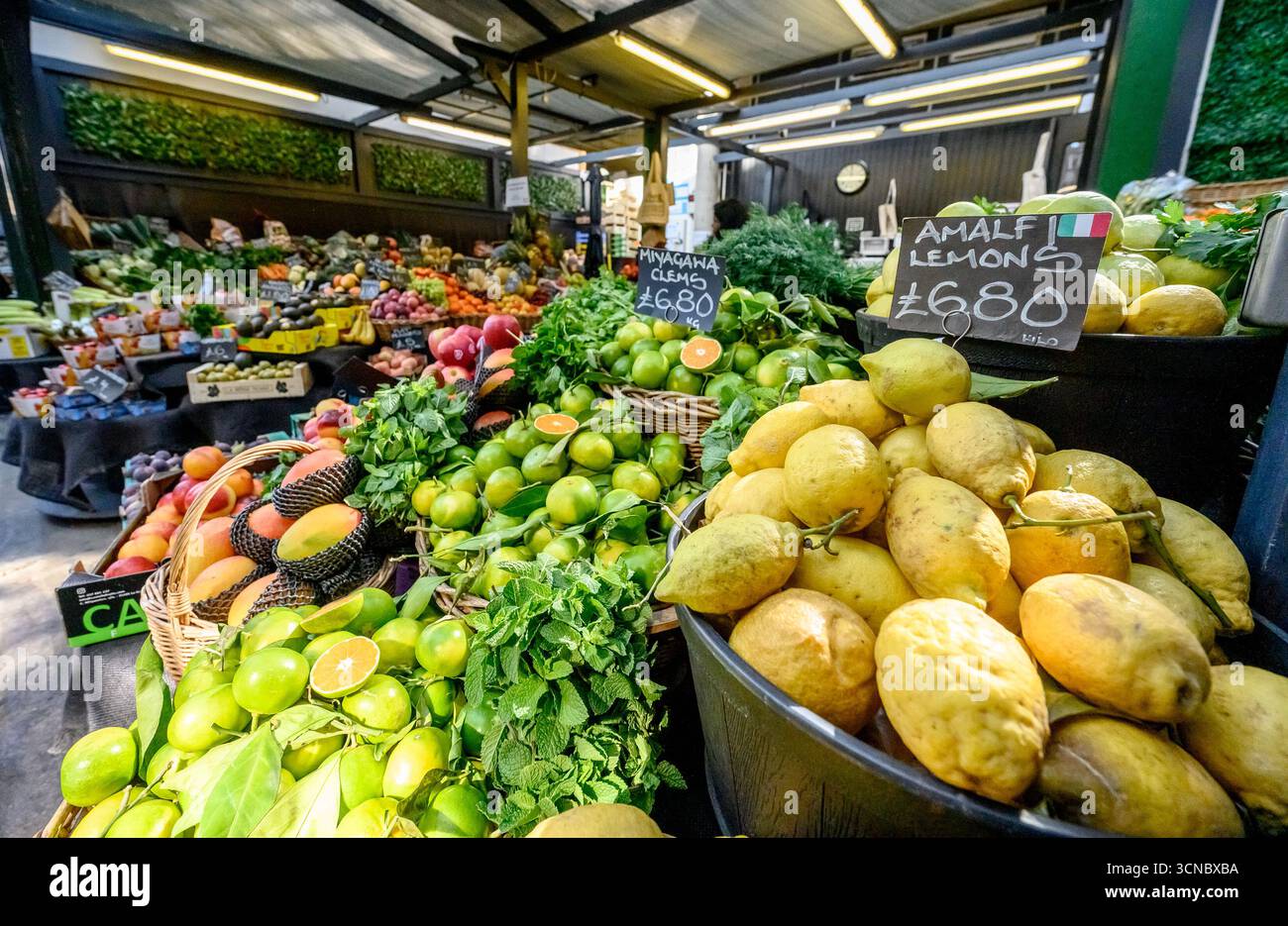 London, Großbritannien. Borough Market in Southwark. Obst- und Gemüsestand Stockfoto