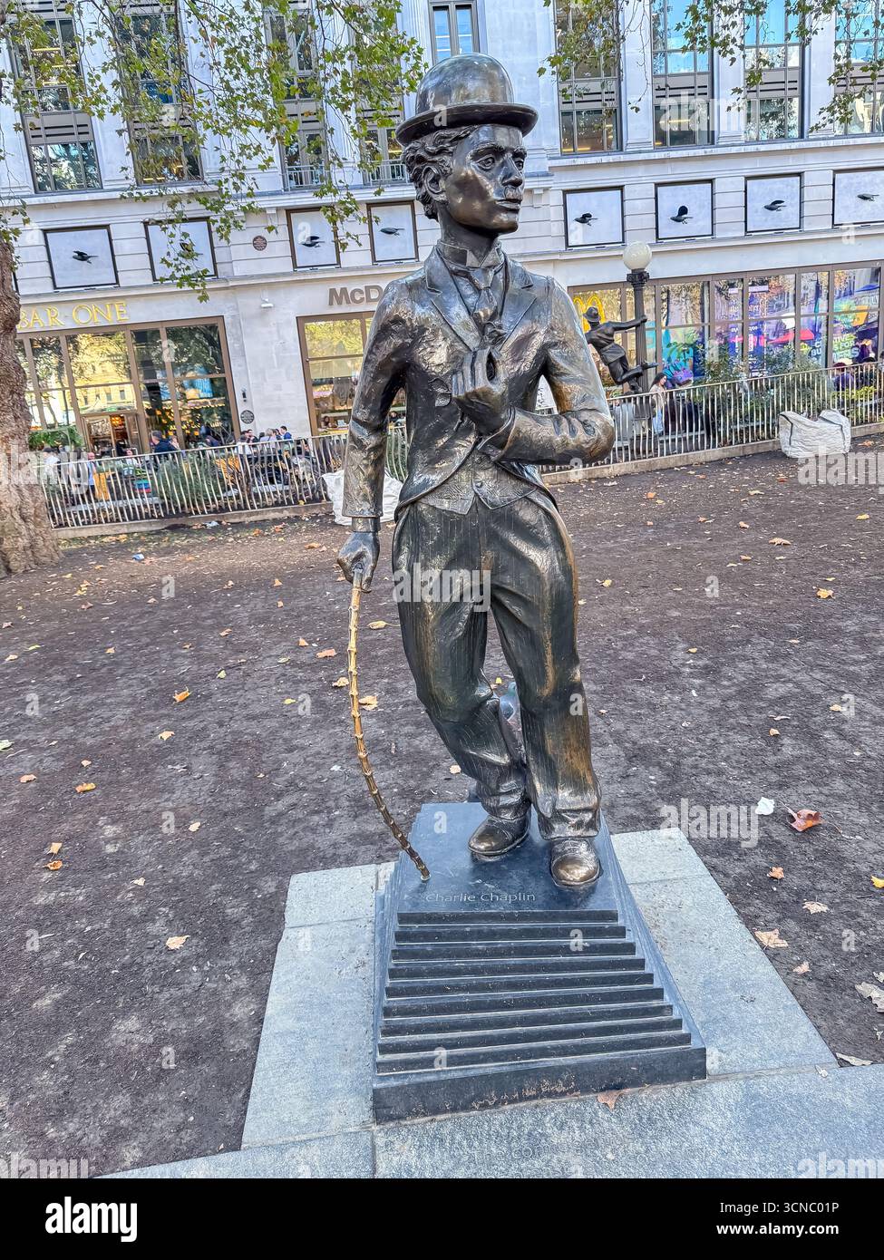 Charlie Chaplin, Leicester Square Gardens, London - Smartphone-aufgenommenes Stockfoto