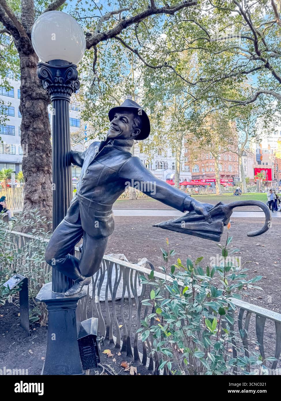 Gene Kelly in Singin' in the Rain - Leicester Square Gardens, London - Smartphone-aufgenommenes Stockfoto