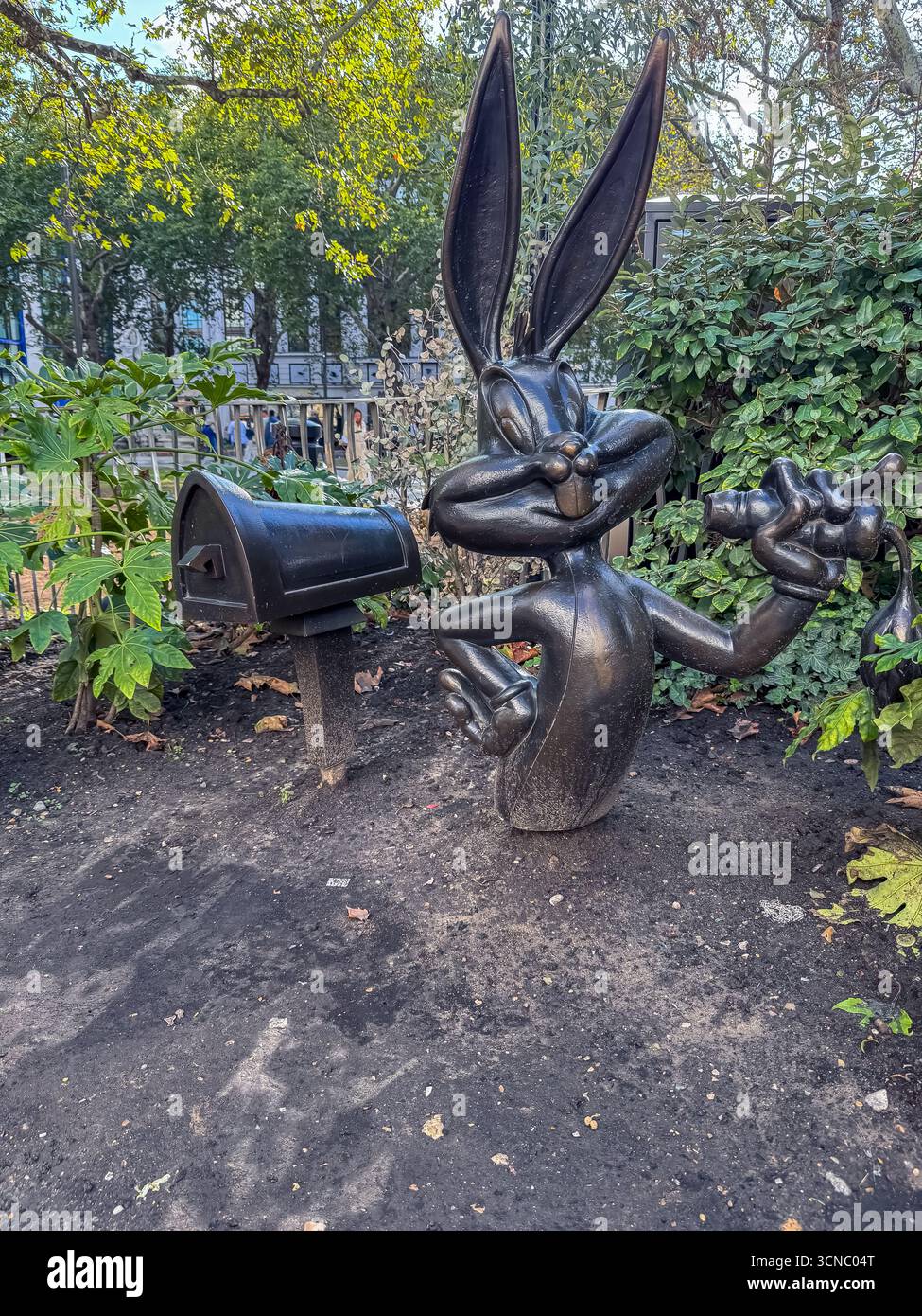 Bugs Bunny - Leicester Square Gardens, London - Smartphone-aufgenommenes Stockfoto