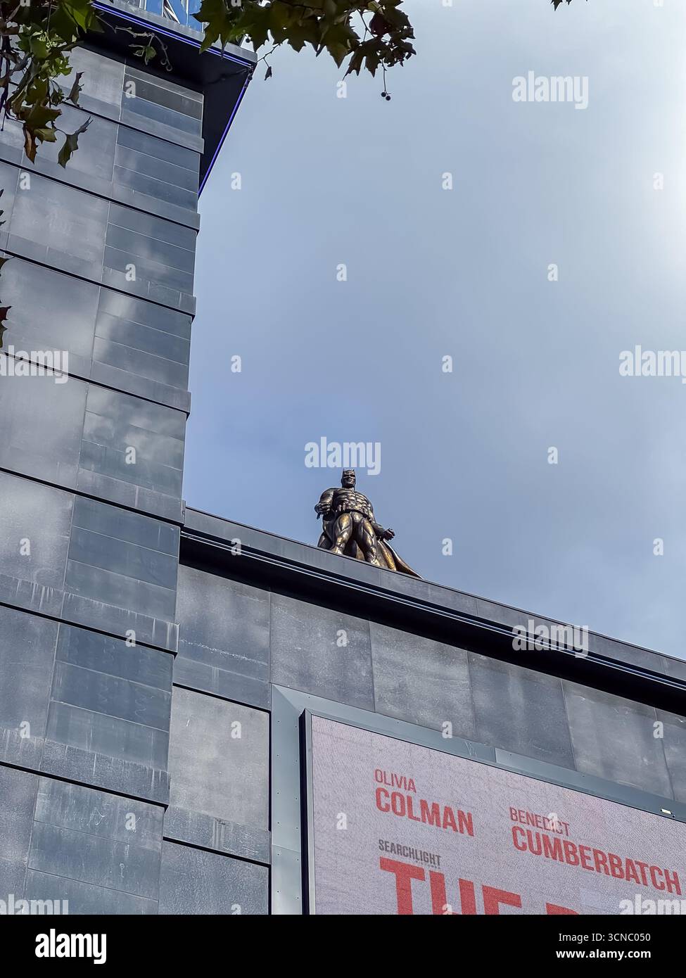 Batman - Leicester Square Gardens, London - Smartphone-aufgenommenes Stockfoto