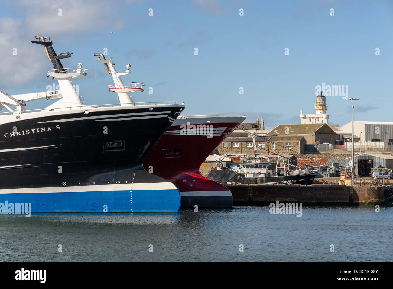 Das ist der Leuchtturm mit Blick auf die Fischtrawler im Hafen von Fraserburgh Stockfoto