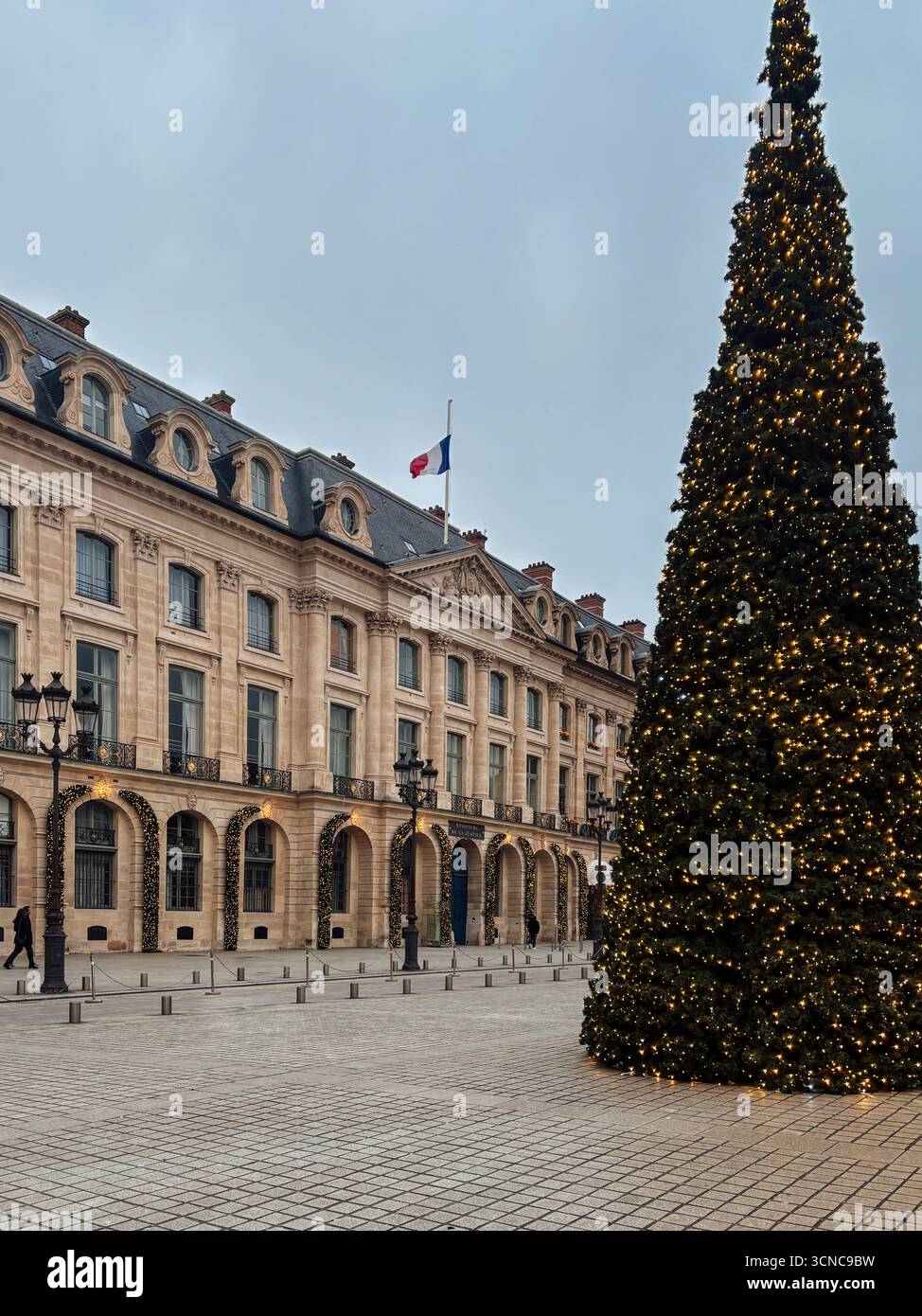 Feine Juweliergeschäfte und Weihnachtsdekorationen am Place Vendôme in Paris, Frankreich, Dezember 2024 Stockfoto