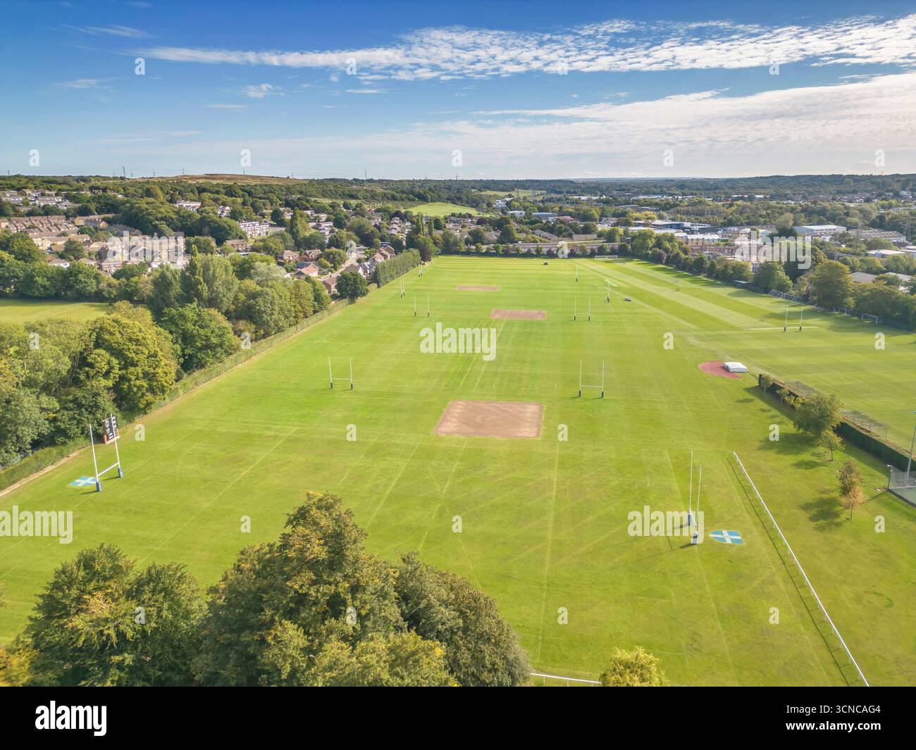 Blick aus der Vogelperspektive auf die Sportplätze der Birleys und die ausgedehnten Rugby- und Fußballplätze in canterbury kent Stockfoto