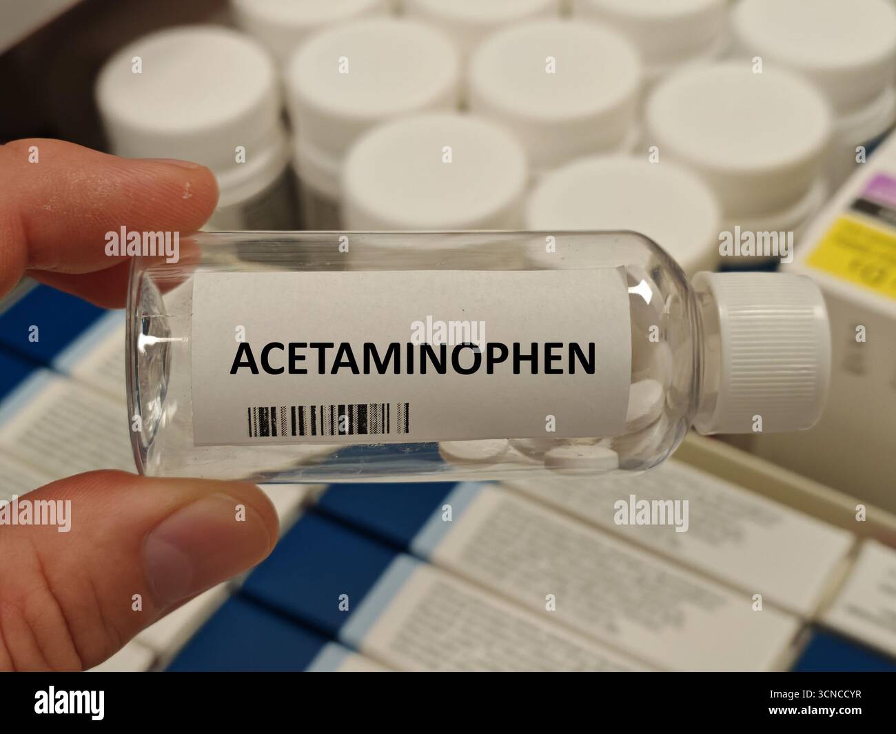 PARACETAMOL-Box mit Tabletten auf Krankenhaus-Apotheke-Tisch, verwendet, um leichte bis mäßige Schmerzen zu lindern und Fieber zu reduzieren PARACETAMOL Stockfoto