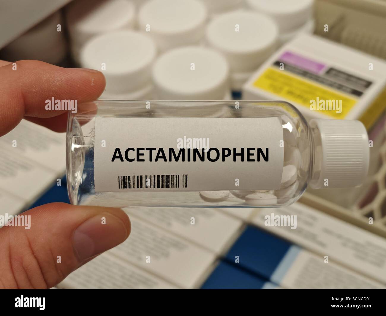 PARACETAMOL-Box mit Tabletten auf Krankenhaus-Apotheke-Tisch, verwendet, um leichte bis mäßige Schmerzen zu lindern und Fieber zu reduzieren PARACETAMOL Stockfoto