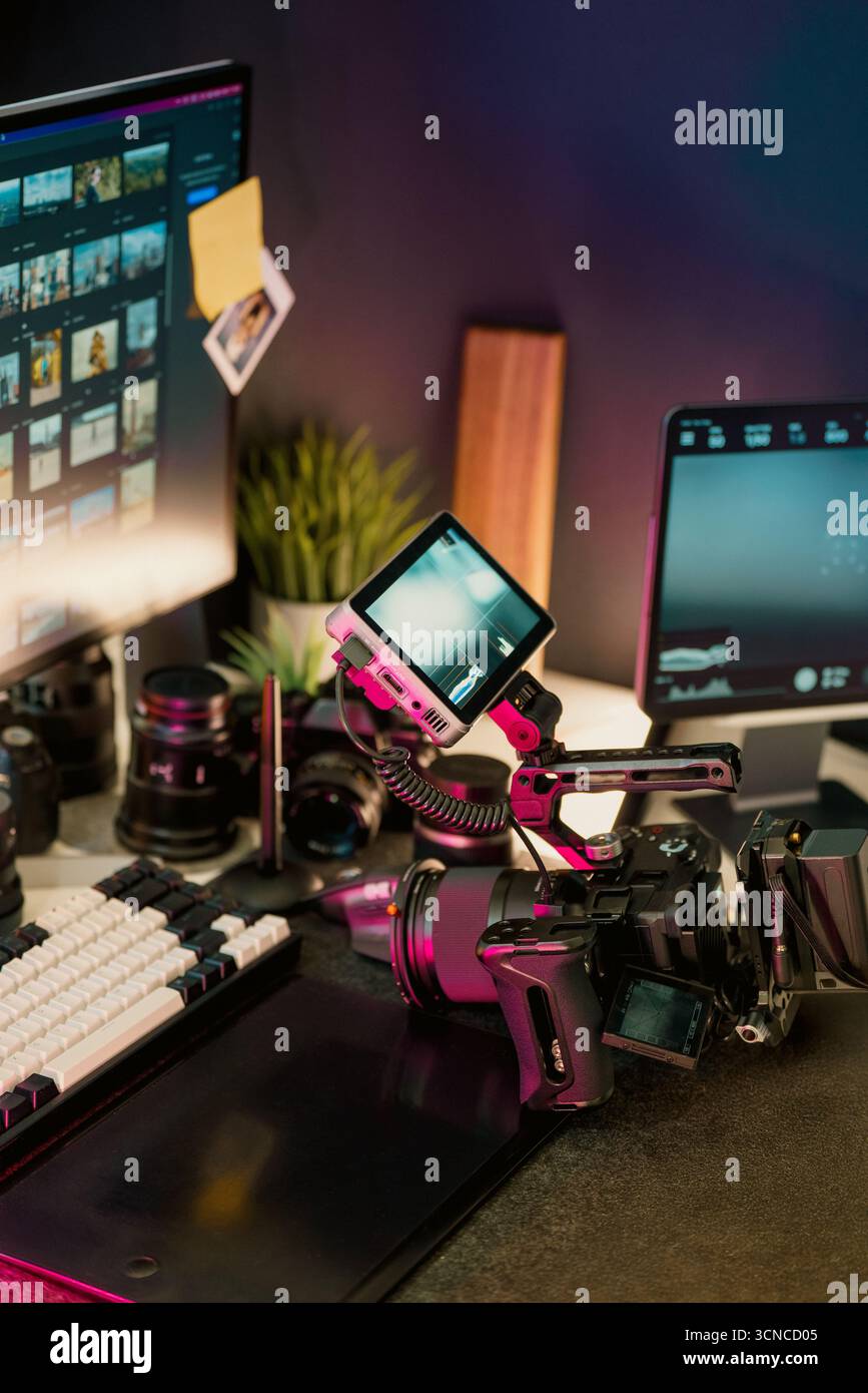 Professionelle Videokamerabearbeitung Setup Studio-Arbeitsbereich mit Kameraausrüstung, Computerbildschirmen mit Miniaturansichten und digitalem Produktionswerkzeug Stockfoto