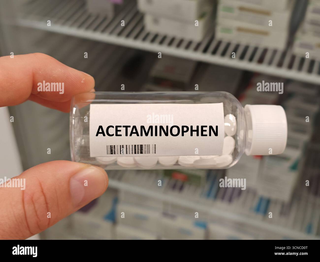 PARACETAMOL-Box mit Tabletten auf Krankenhaus-Apotheke-Tisch, verwendet, um leichte bis mäßige Schmerzen zu lindern und Fieber zu reduzieren PARACETAMOL Stockfoto