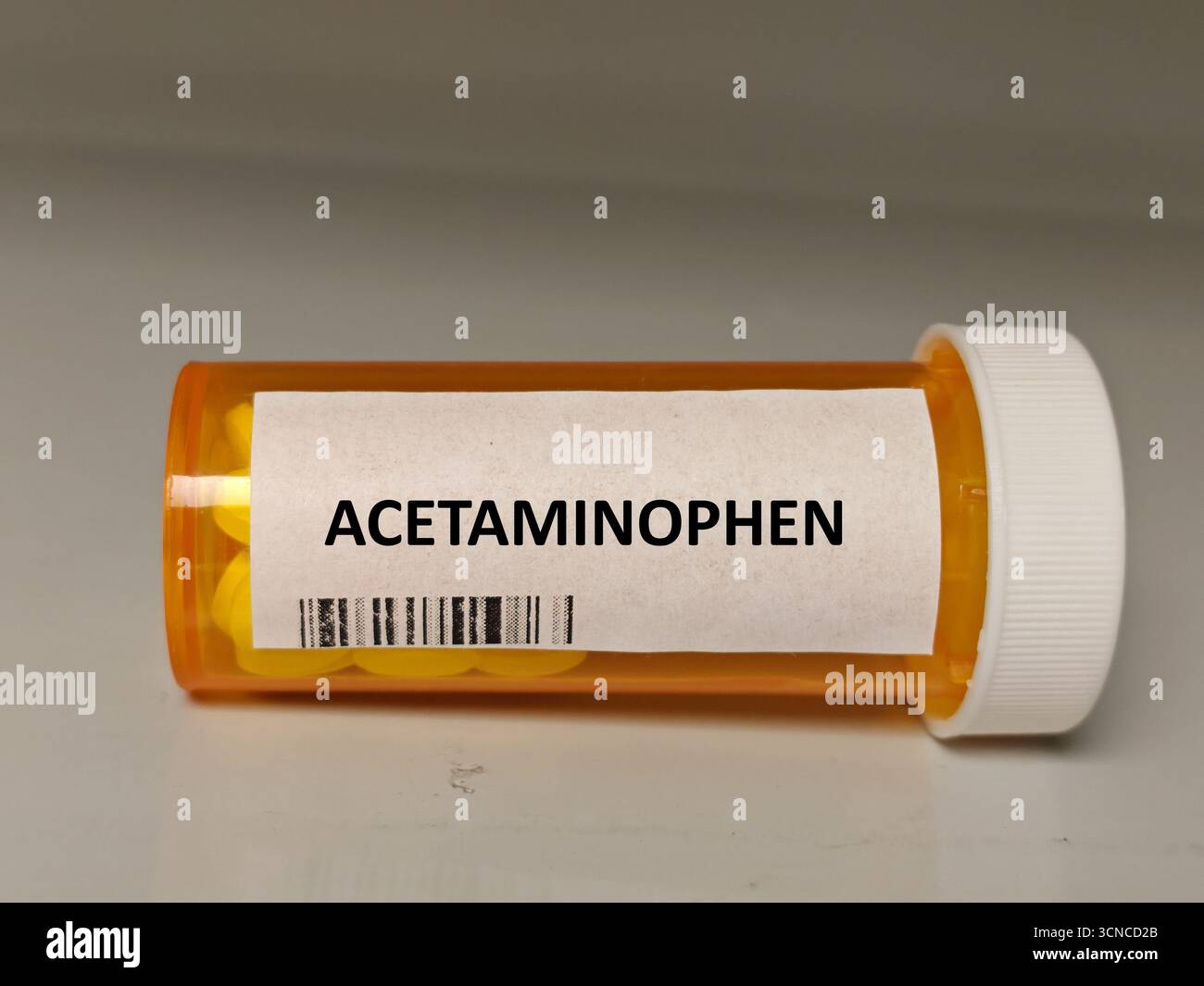 PARACETAMOL-Box mit Tabletten auf Krankenhaus-Apotheke-Tisch, verwendet, um leichte bis mäßige Schmerzen zu lindern und Fieber zu reduzieren PARACETAMOL Stockfoto