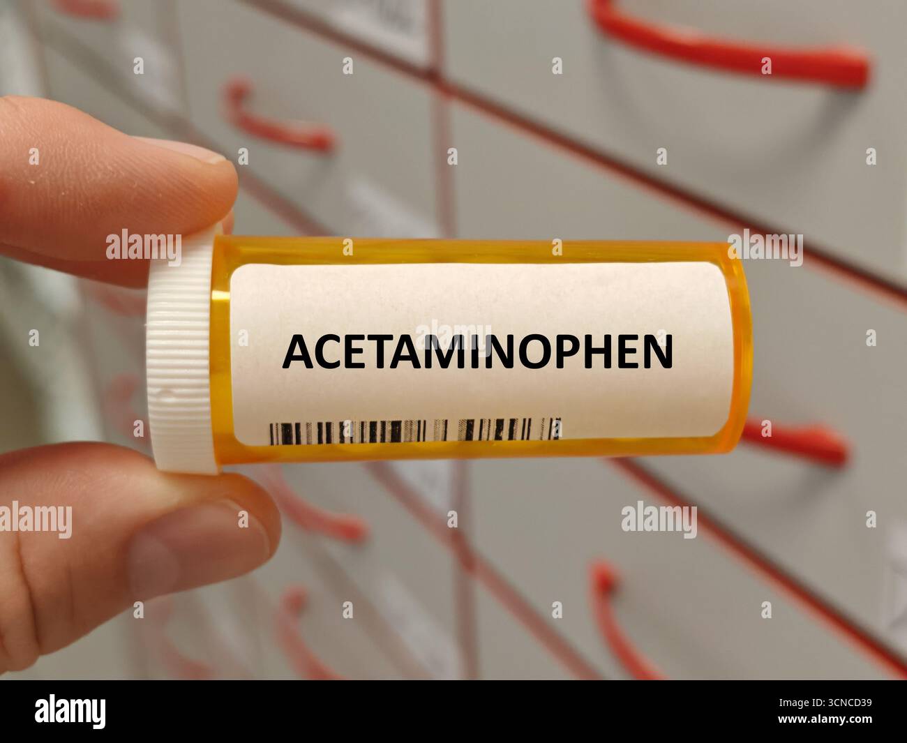 PARACETAMOL-Box mit Tabletten auf Krankenhaus-Apotheke-Tisch, verwendet, um leichte bis mäßige Schmerzen zu lindern und Fieber zu reduzieren PARACETAMOL Stockfoto