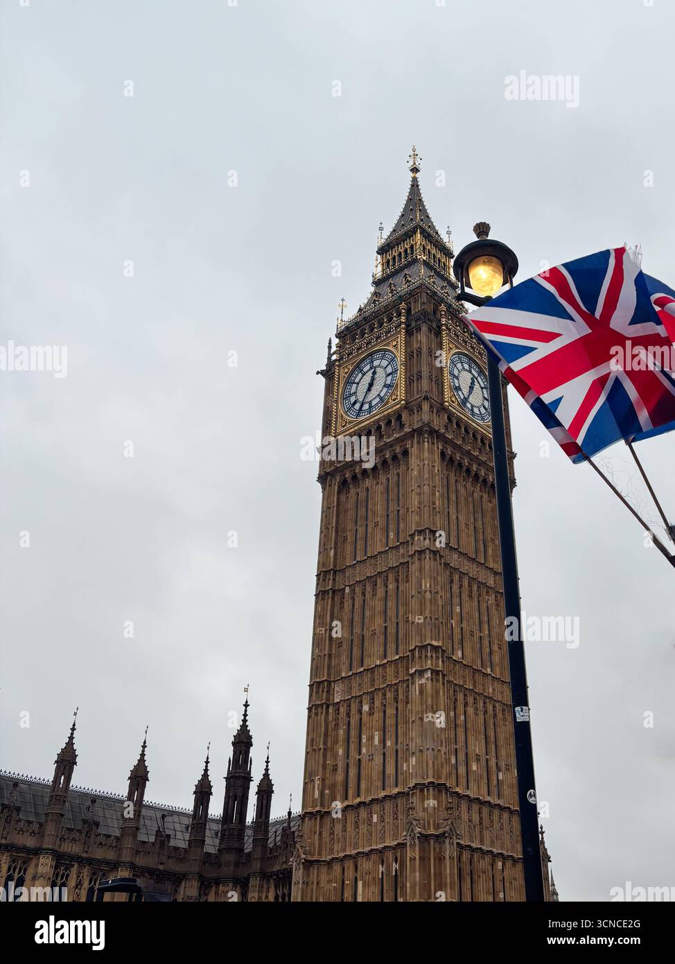 Eine britische Flagge vor Big Ben in London, Großbritannien, Dezember 2024 Stockfoto