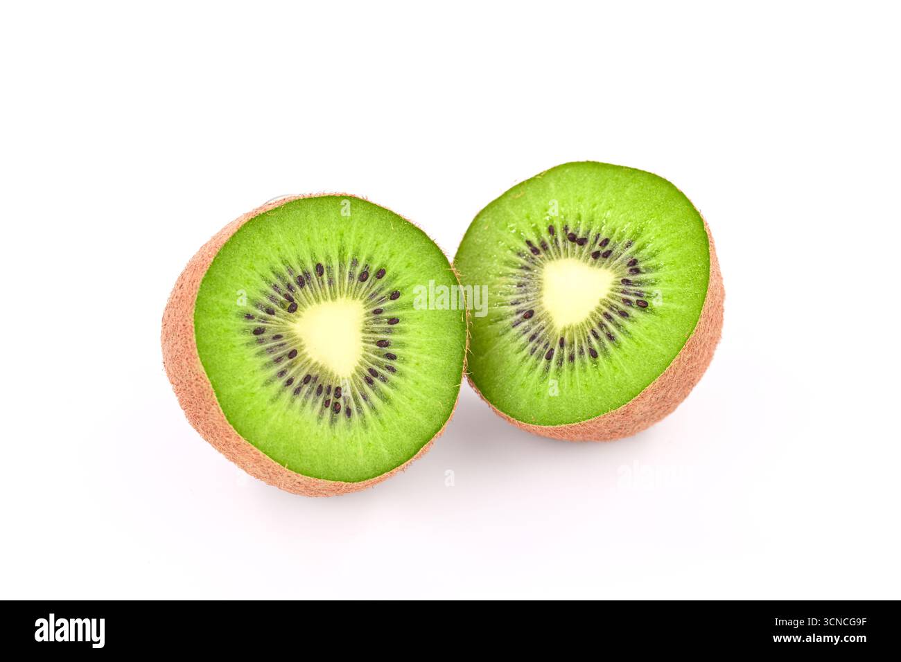 Zwei Kiwis werden in zwei Hälften geschnitten und auf einem weißen Hintergrund platziert. Die Kiwis sind grün und haben schwarze Samen Stockfoto