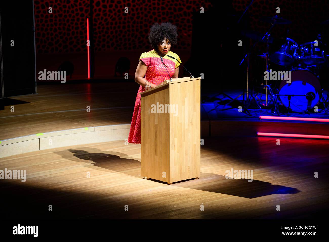 Hamburg, Deutschland. September 2025. Die nigerianische Schriftstellerin Chimamanda Ngozi Adichie spricht während der Verleihung des ersten Felix Jud Prize for 'Independent Thinking' bei der Eröffnung des Harbour Front Literature Festivals in der Elbphilharmonie. Quelle: Gregor Fischer/dpa/Alamy Live News Stockfoto