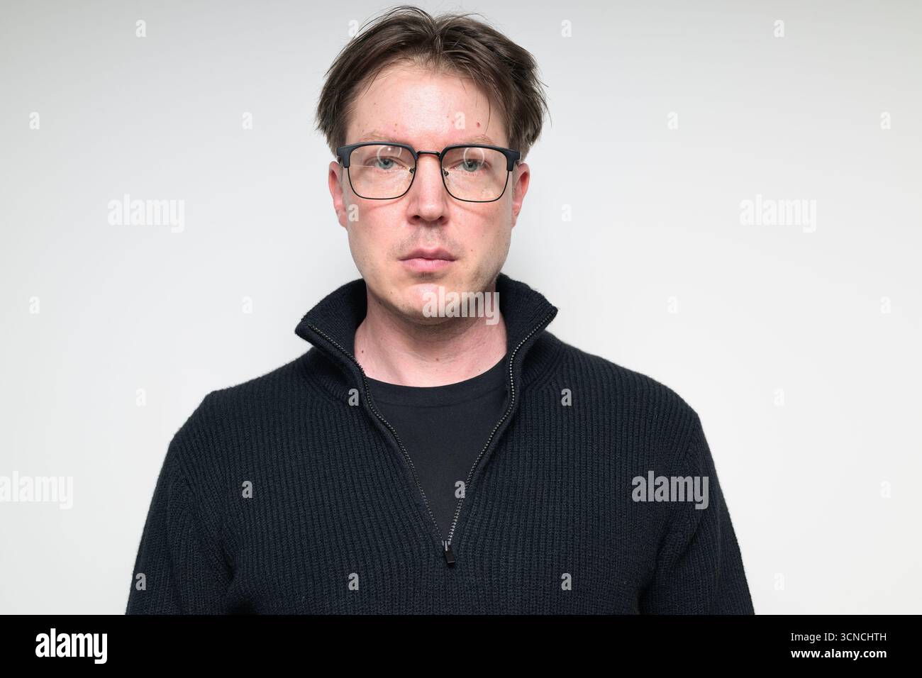 Skandinavischer mittelerwachsener Mann im schwarzen Pullover-Porträt vor weißem Studiohintergrund Stockfoto