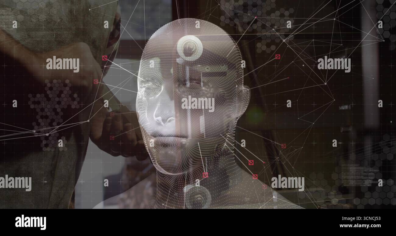 Mann, der einen Handscanner hält und auf ein holografisches 3D-Kopfmodell im Labor zeigt, mit Datenknoten Stockfoto