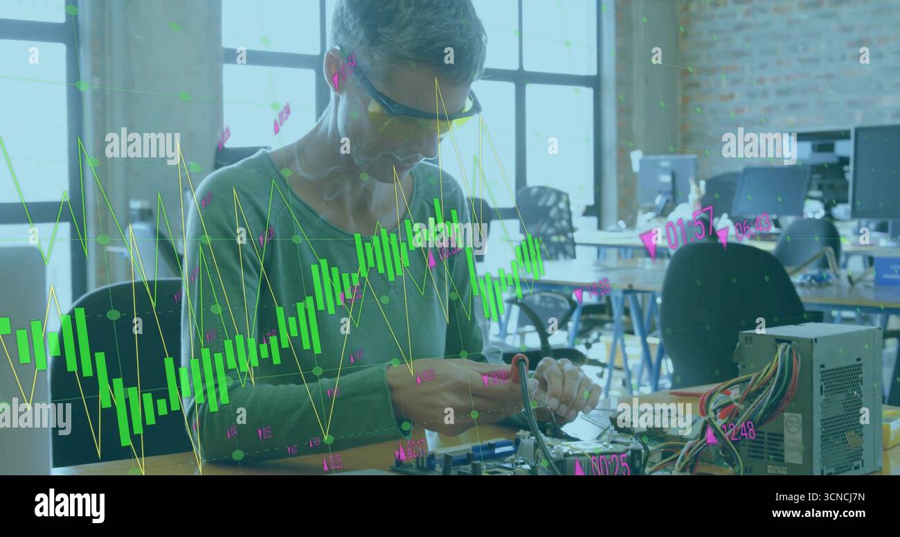 Techniker, der eine Schutzbrille trägt, Kabel auf der Hauptplatine an der Werkbank in der Werkstatt mit Werkzeugen verkabelt Stockfoto