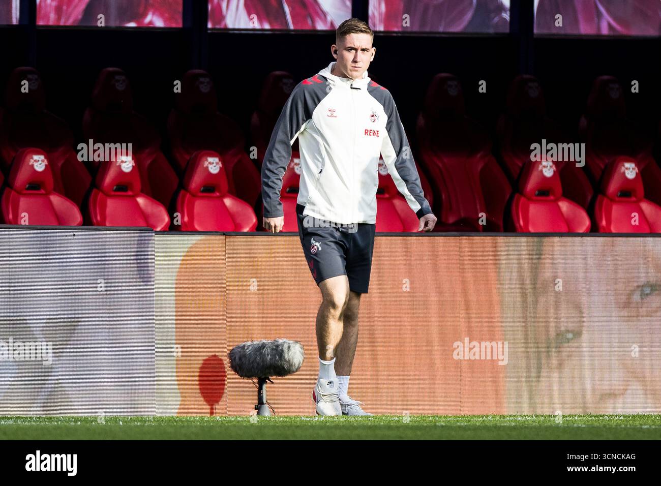 Leipzig, Deutschland. September 2025. Isak Johannesson (1. FC K?ln, 18) W?hrend der Platzbegehung 1. Fu?Ball Bundesliga, RB Leipzig - 1. FC K?ln, Leipzig, Red Bull Arena am 20.09.2025 DFL-VORSCHRIFTEN VERBIETEN DIE VERWENDUNG VON FOTOS ALS BILDSEQUENZEN UND/ODER QUASI-VIDEO. Quelle: dpa/Alamy Live News Stockfoto