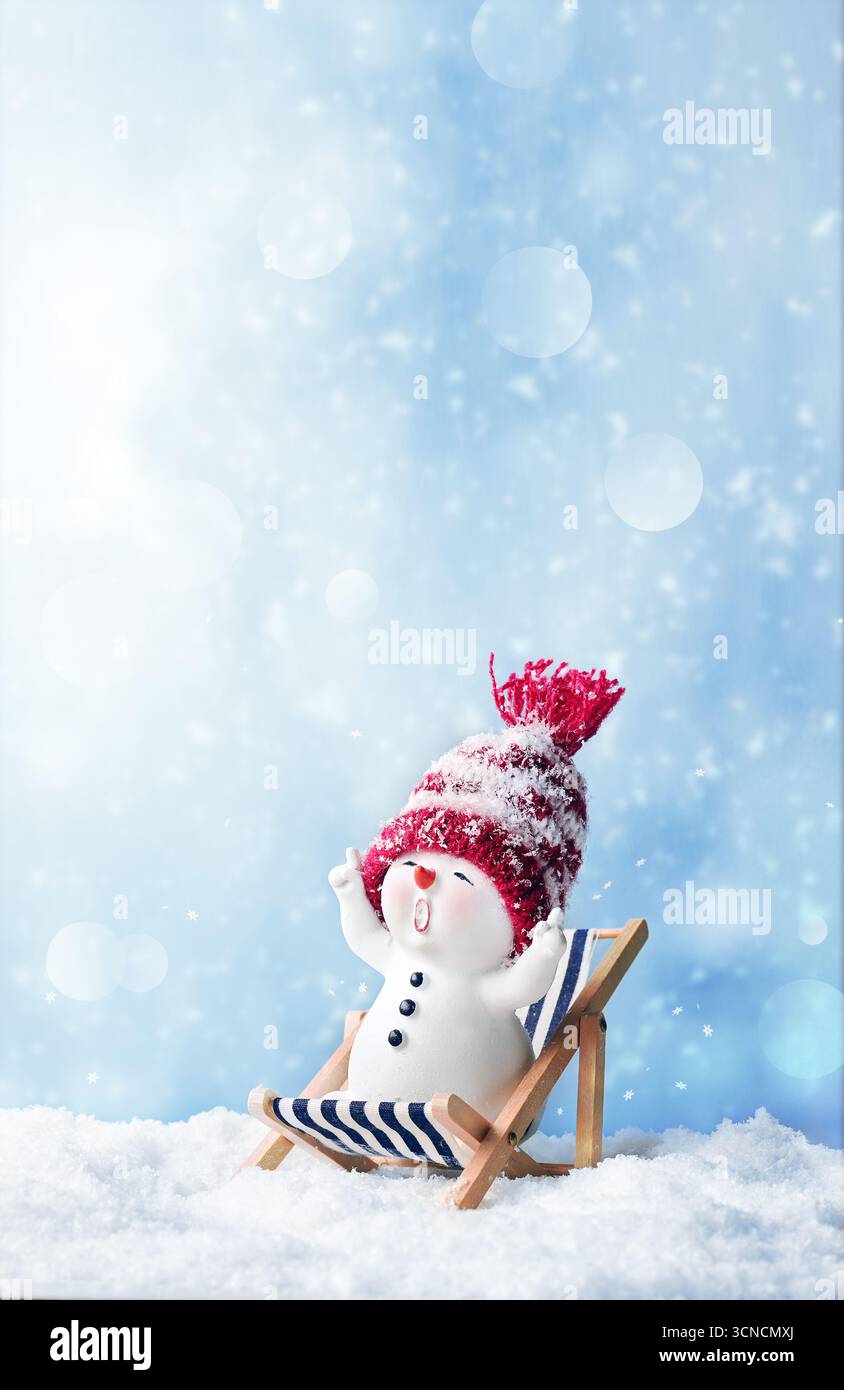 Ein kleiner Schneemänner auf der Sonne länger in Hüllen auf Schnee im Winter. Festlicher Hintergrund mit einem lustigen Schneemann. Weihnachtskarte, Kopierraum. Stockfoto