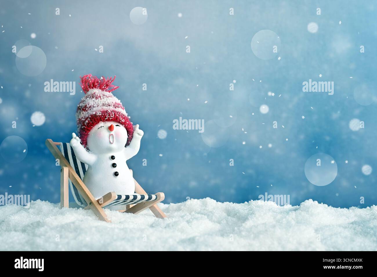 Ein kleiner Schneemänner auf der Sonne länger in Hüllen auf Schnee im Winter. Festlicher Hintergrund mit einem lustigen Schneemann. Weihnachtskarte, Kopierraum. Stockfoto