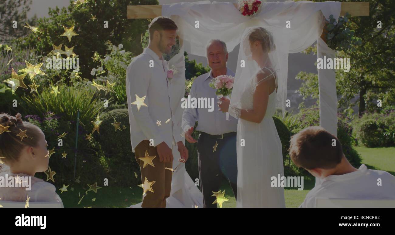 Ehegelübde in Hochzeitskleidung unter Holzbogen bei der Rasenhochzeit, mit Sternenreflektionen Stockfoto