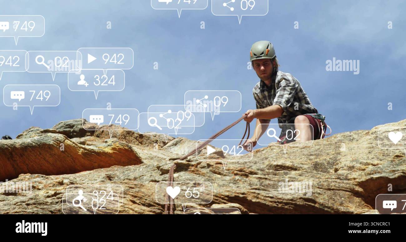 Kletterer mit Helm-Gurtseil auf Sandsteingesicht mit schwebenden Symbolen, Kopierraum Stockfoto